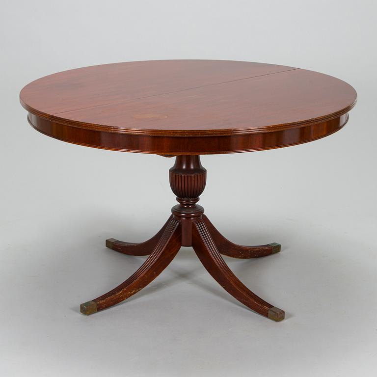 An English dining table with 6 chairs, second half of the 20th century.