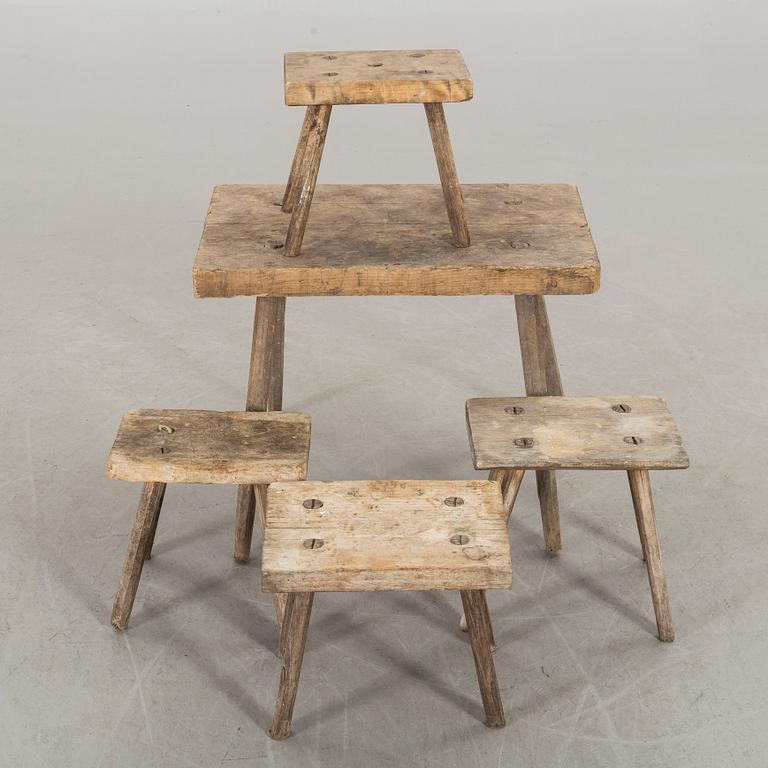 BORD MED PALLAR, 1+4 delar,  1900-talets fösta del.