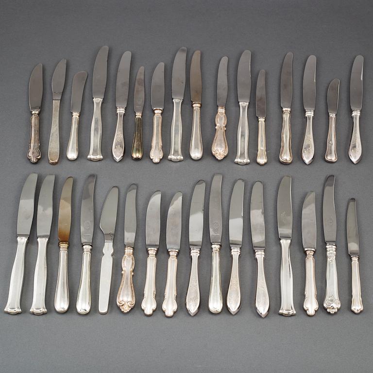 Knivar, 32 st, silver, bl a Tornedal, Svensk Rund, Birgitta, Disa, Saxisk, Olga, Sjösala, Tradition, Gammal Dansk.
