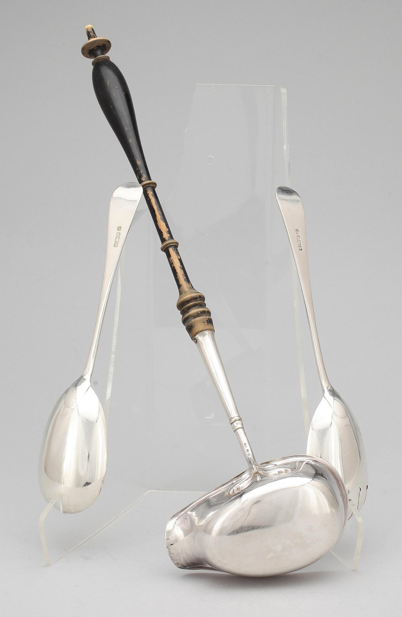 SALLADSBESTICK ett par SAMT SOPPSLEV, silver resp nysilver, bla Sheffield 1902.