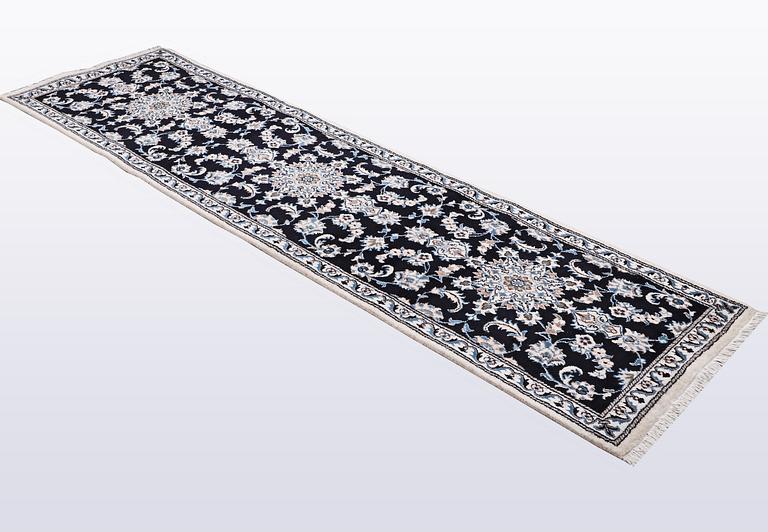 Gallerimatta, Nain, part silk, ca 300 x 77 cm.