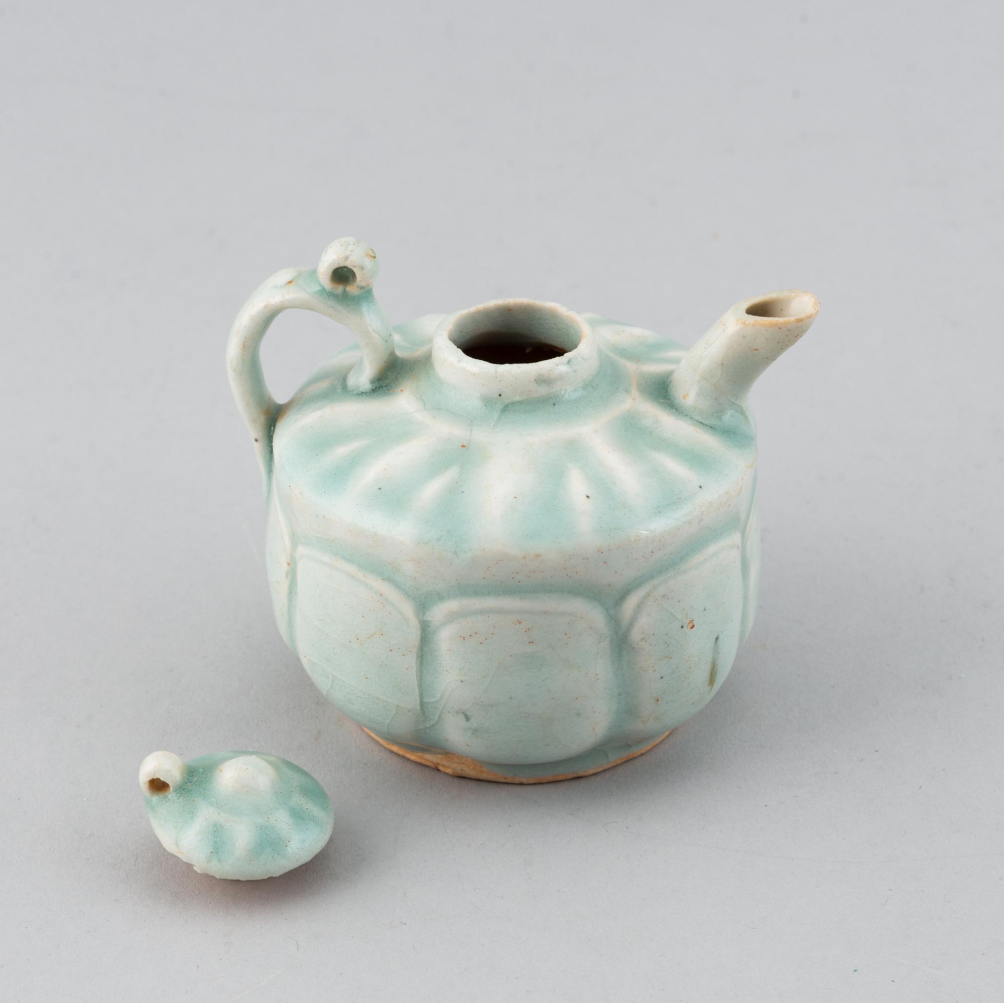A pale celadon glazed ewer, Song/Yuan dyansty.