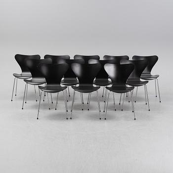 Arne Jacobsen, stolar 12 st, "Sjuan", Fritz Hansen, daterade 2003.
