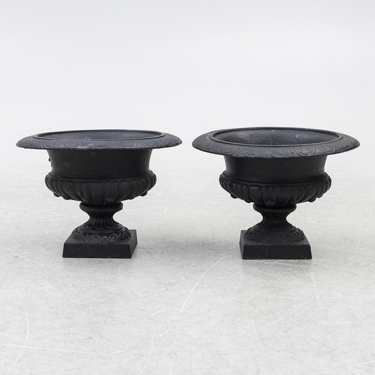 A pair of 20th century garden urns.