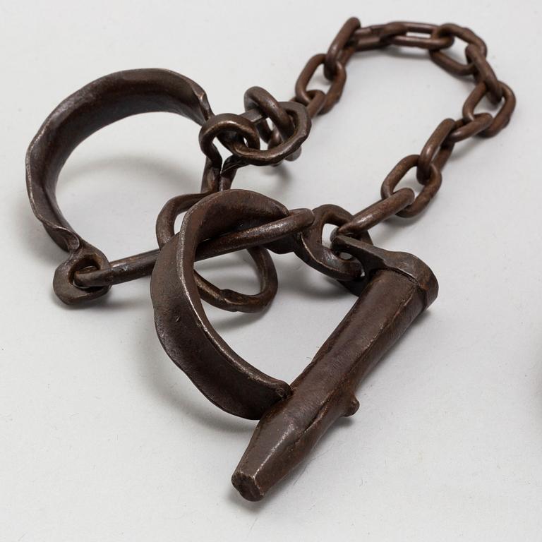 TVÅ HANDFÄNGSEL samt RESEUR, 1700/1800-tal.