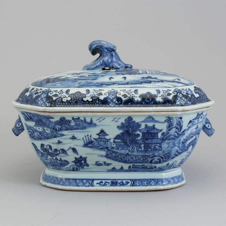 A blue and white export porcelain tureen with cover, Qing dynasty, Qianlong (1736-95).