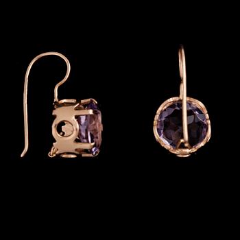ÖRHÄNGEN, 14K guld samt fasettslipade ametister. Tammen Koru, Åbo 1967. Totalvikt 3,7 g.