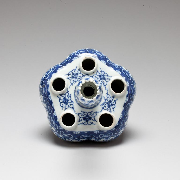 TULPANVAS, porslin. Kina, Qing-dynastin, sent 1800-tal.
