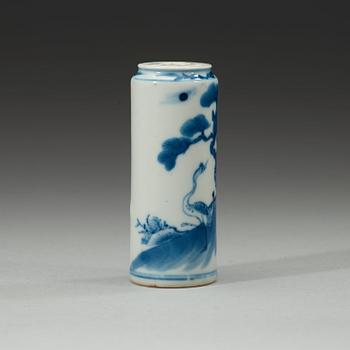 A blue and white porcelain snuff bottle, Qing dynasty, 19th century.