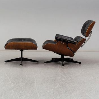 CHARLES & RAY EAMES, fåtölj och fotpall "Lounge chair", Herman Miller, USA.