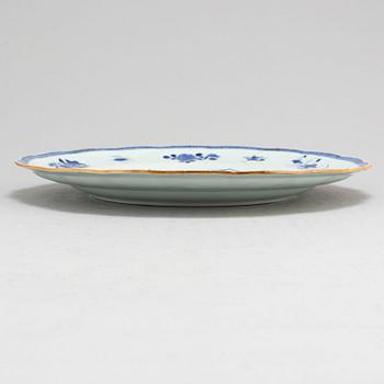 A blue and white serving dish, Qing dynasty, Qianlong (1736-95).