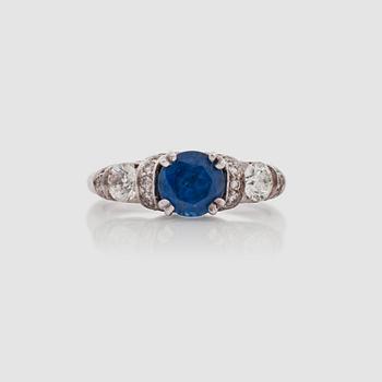 1322. RING med safir ca 2.00 ct samt briljantslipade diamanter totalt ca 0.70 ct.