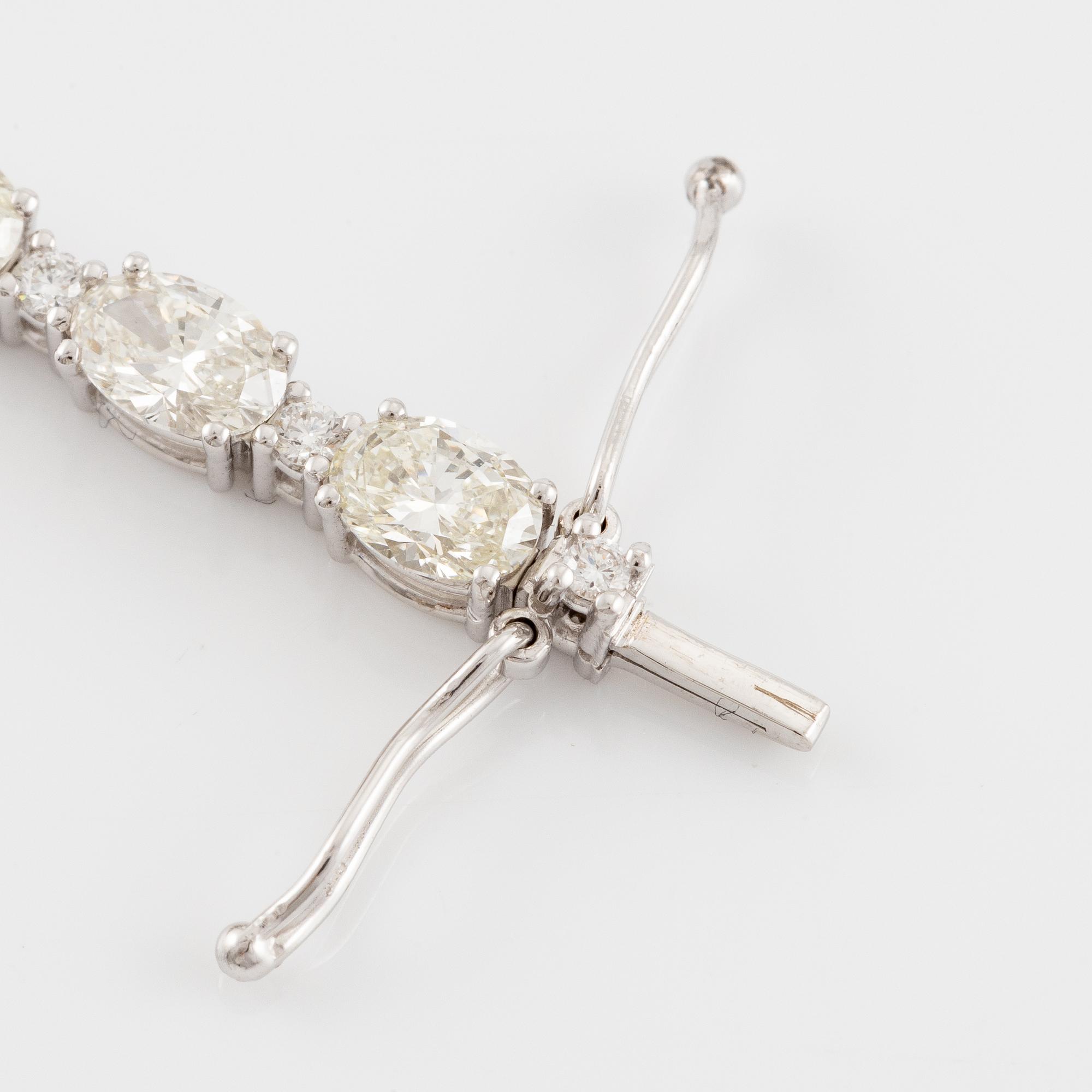 Bracelet 18K white gold with oval and brilliant-cut diamonds.