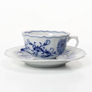 Meissen, Dinner service components, 9 pcs, “Onion Pattern”, Germany, 20th century.