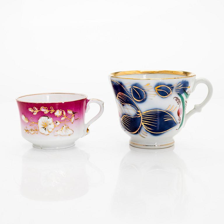 A 2-pcs set of porcelain cups with saucers, Kuznetsov and two plates, Gardner, various years 1880-1917.