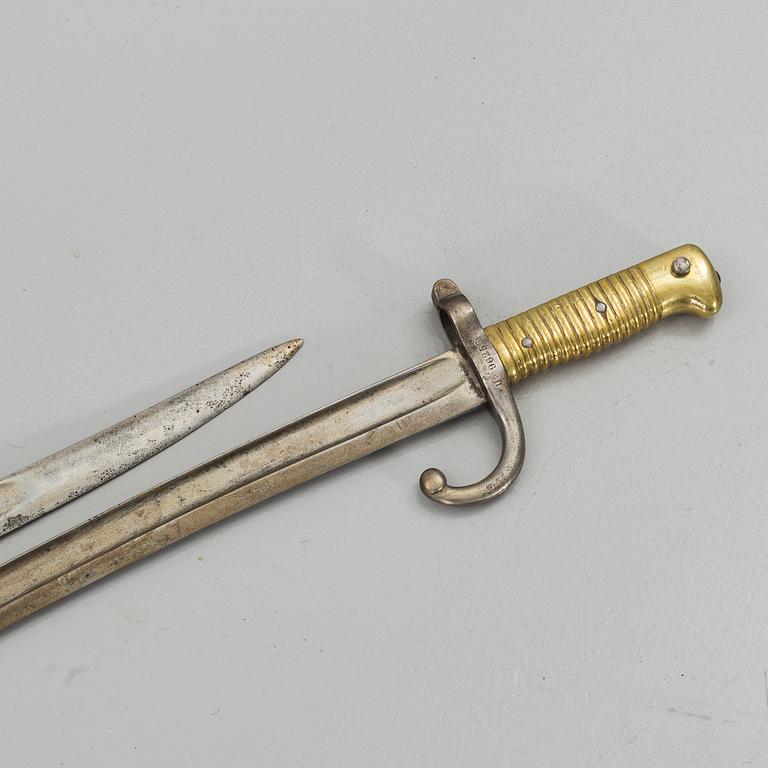 SABELBAJONETTER, två stycken snarlika, troligen Frankrike, 1800-talets andra hälft.