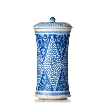 1032. A blue and white cylindric vase with cover, Qing dynasty, Kangxi (1662-1722).