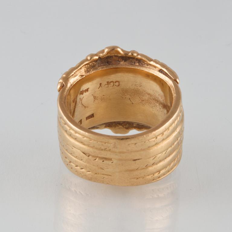 RING, 18K guld, Bengt Hallberg, Köping, 1996. Vikt 19,3 gram.