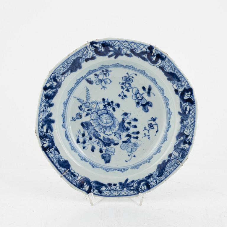 A group of three Chinese export porcelain plates, Qingdynasty, Qianlong (1736-95).