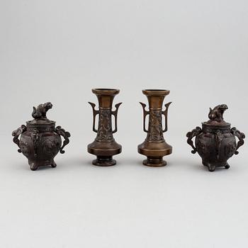 A set with two Japanese bronze vases and two censers with cover, Meiji period (1868-1912).