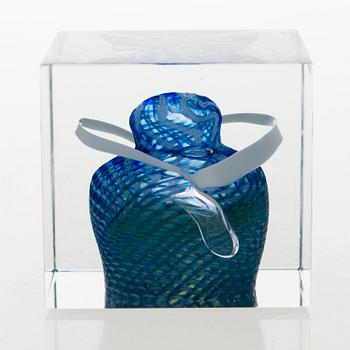 OIVA TOIKKA, an annual glass cube signed Oiva Toikka, Nuutajärvi 1988, numbered 142/2000.