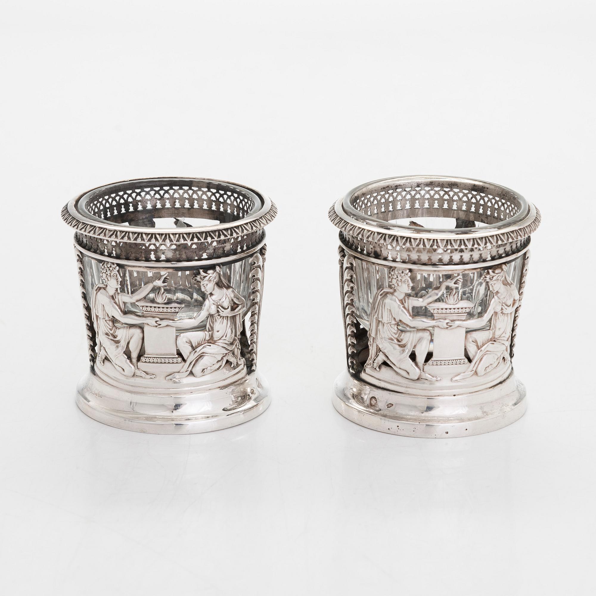 Bordssurtout samt ett par behållare, silver, Paris 1819-38. Empir.