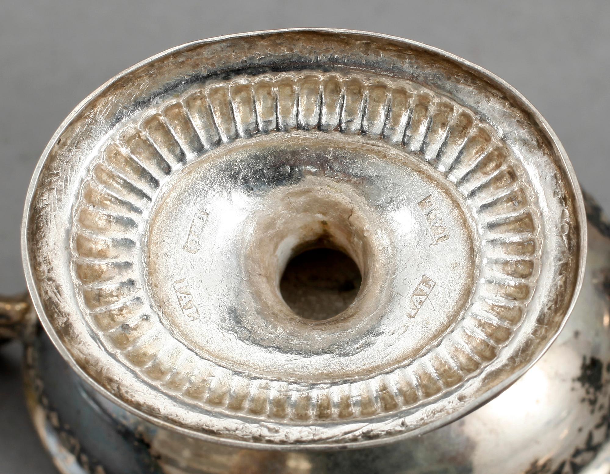 SALTKAR, ett par, silver, oidentifierade stämplar, Europa, sannolikt 1800-talets första hälft. Tot ca 89 gram.
