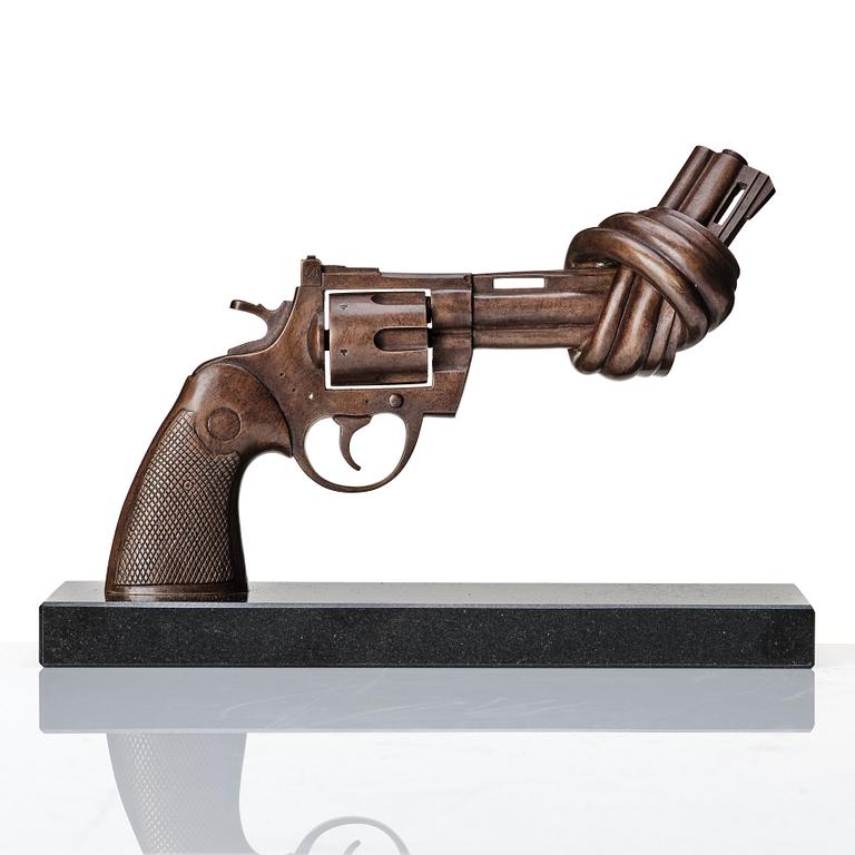 Carl Fredrik Reuterswärd, "Non-Violence Knotted Gun".