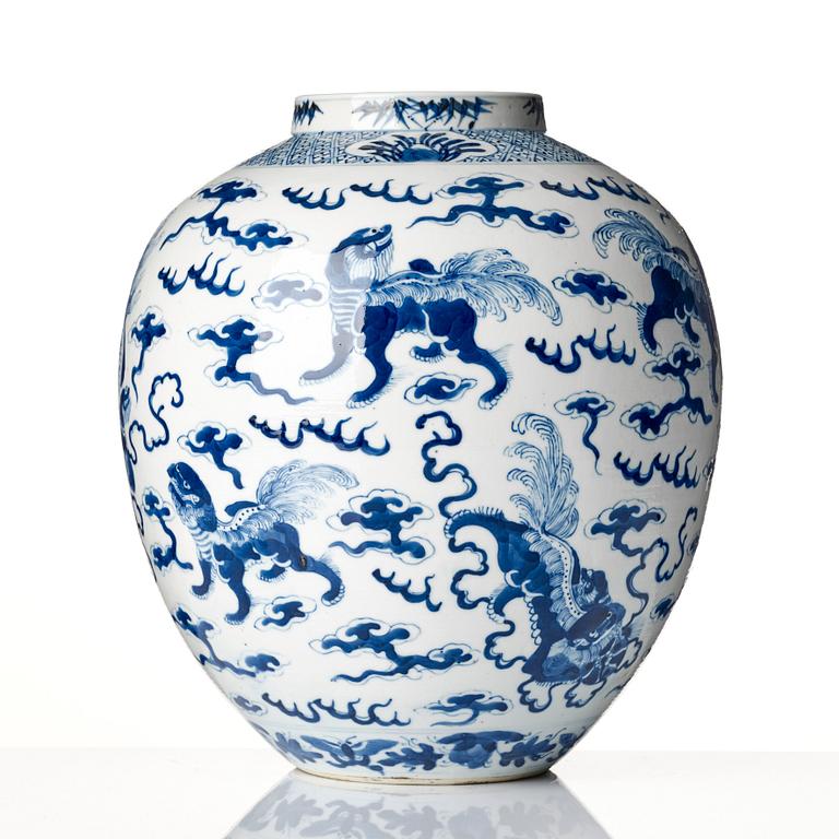 A large blue and white jar, Qing dynasty, 19th century.