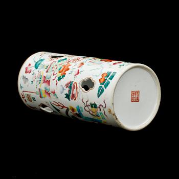 PERUKVAS, porslin, Kina omkring 1900.