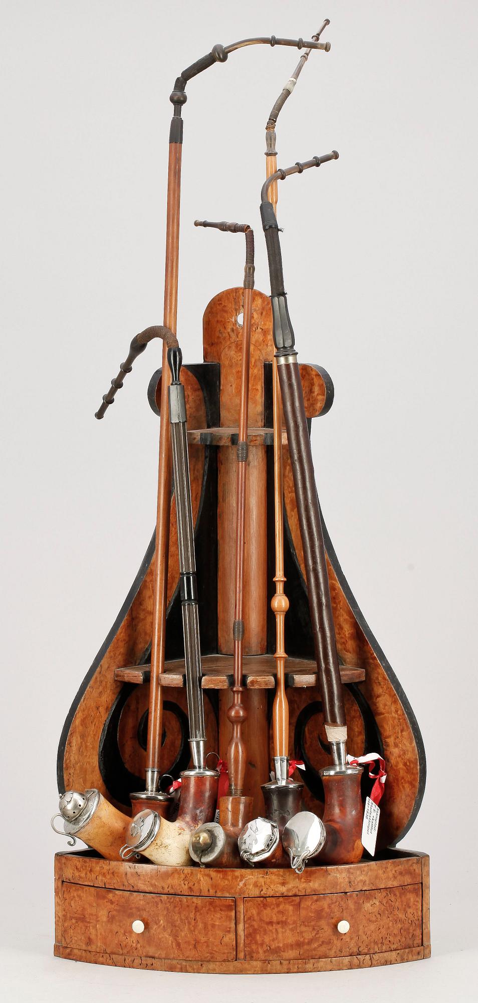 PIPSTÄLL med SJÖSKUMSPIPOR, 8 delar, 1800-tal.