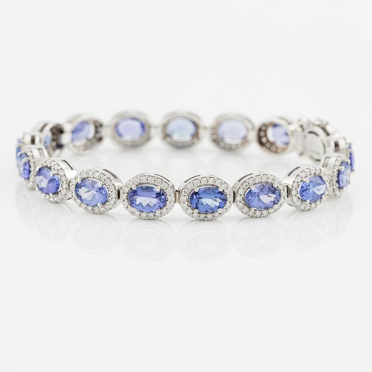 Bracelet with tanzanites and brilliant-cut diamonds.