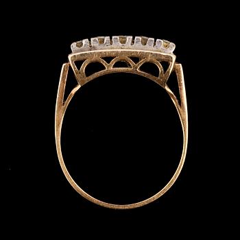 RING, 14k guld med 5 små briljantslipade diamanter. Vikt 6 g.