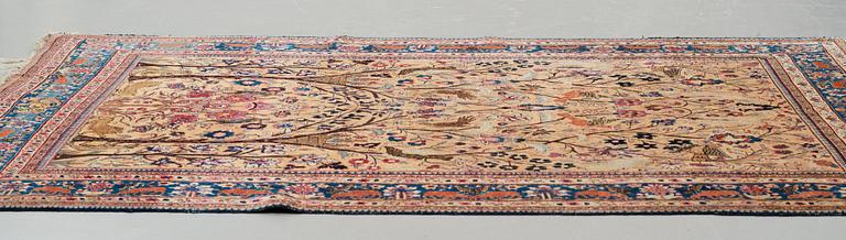 A carpet, an antique/a semi-antique Tabriz figural, ca 297,5-302 x 206,5-211 cm, signerad Sherkate Bargh.