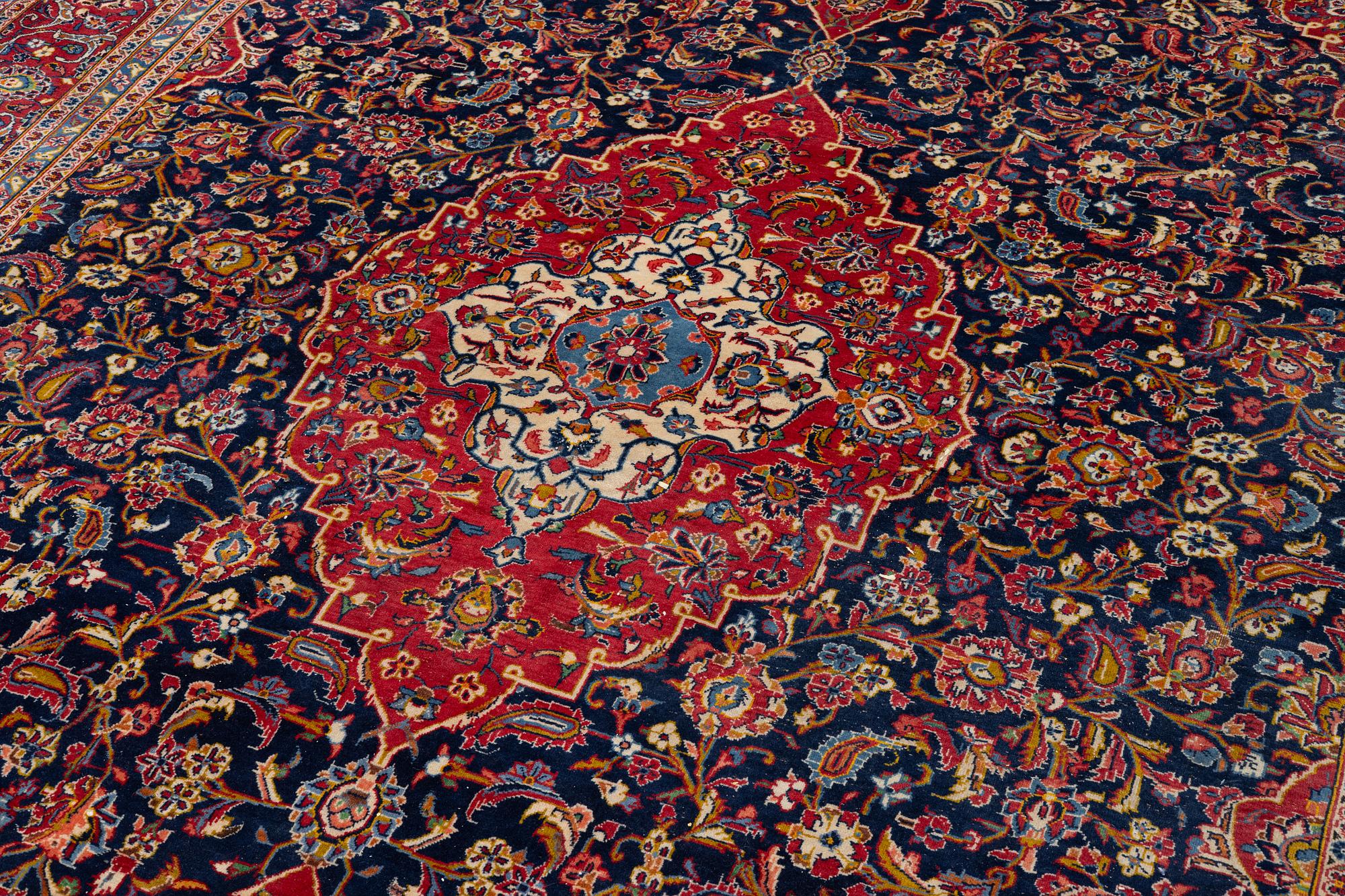 A Kashan carpet, a. 420 x 290 cm.