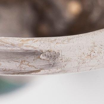 An 18K white gold ring with cultured Tahitian pearls.