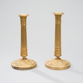 LJUSSTAKAR ETT PAR, förgylld brons, empire 1800-talets början.