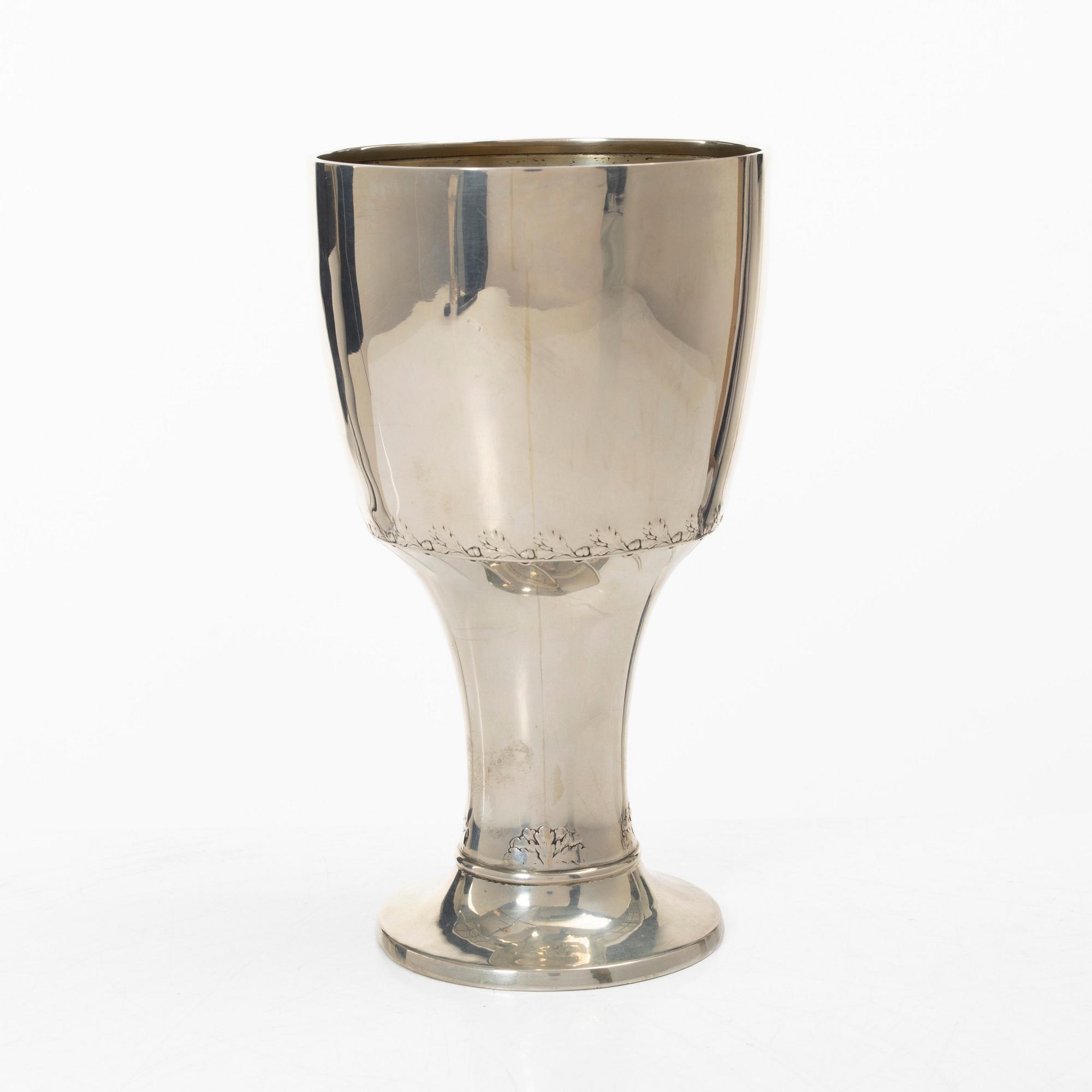 A pair of silver cups, Gunnar Löfgren and CG Hallberg, Stockholm, 1912 and 1902.