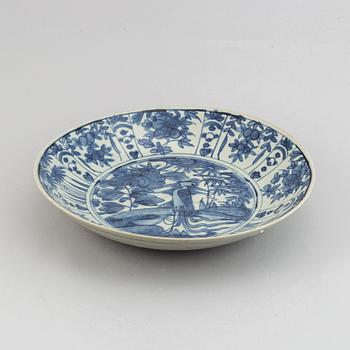 A blue and white Swatow dish, Ming dynasty, (1368-1644).