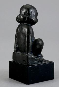 CARL EINAR BORGSTRÖM. Skulptur, brons, sittande flicka, monogramsignerad ceb. 1900-tal.