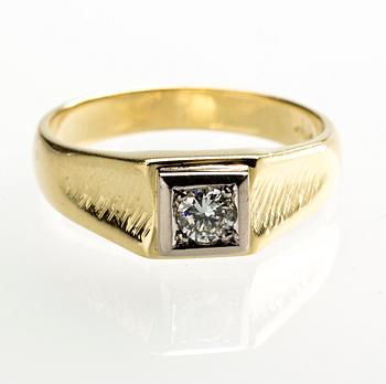 RING, 18 k guld samt vitguld med briljantslipad diamant, ca 0.35 ct. Vikt ca 8 g.