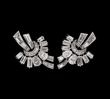1111. A pair of old cut diamond Art Deco earrings, tot. app. 8.50 cts.