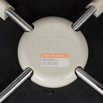 ARNE JACOBSEN, a pair of "Sjuan 3187" leather barstools, Fritz Hansen.