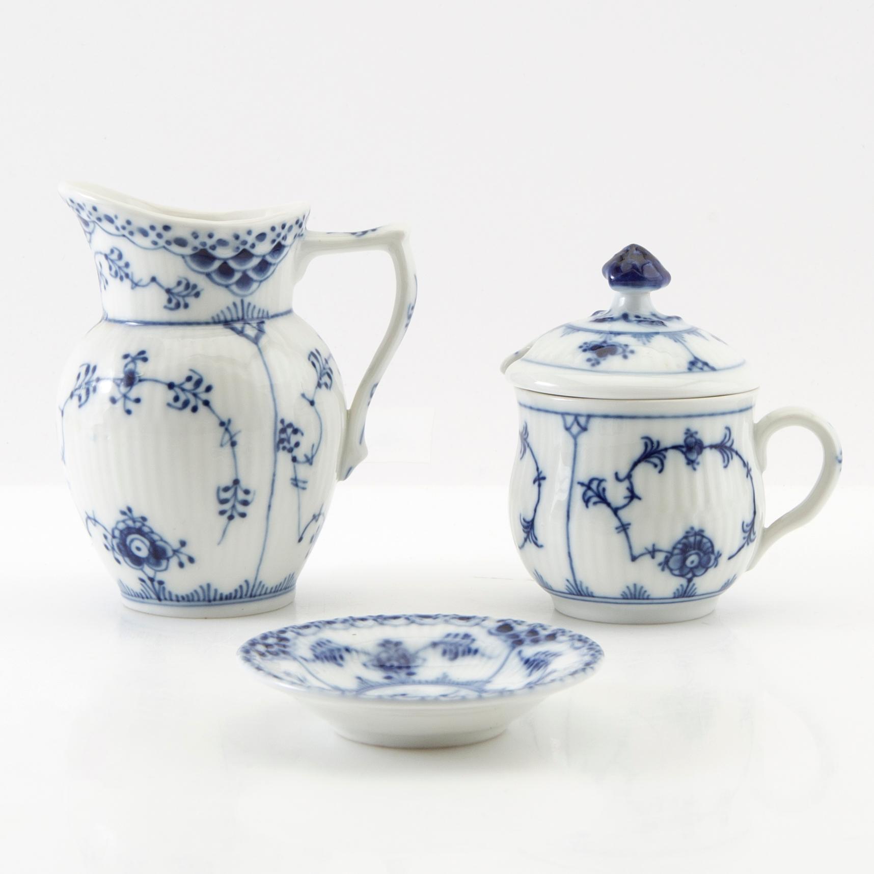 Service approximately 42 pieces "Musselmalet rifflet/halvblonde" Royal Copenhagen Denmark porcelain first half of the 20th century.