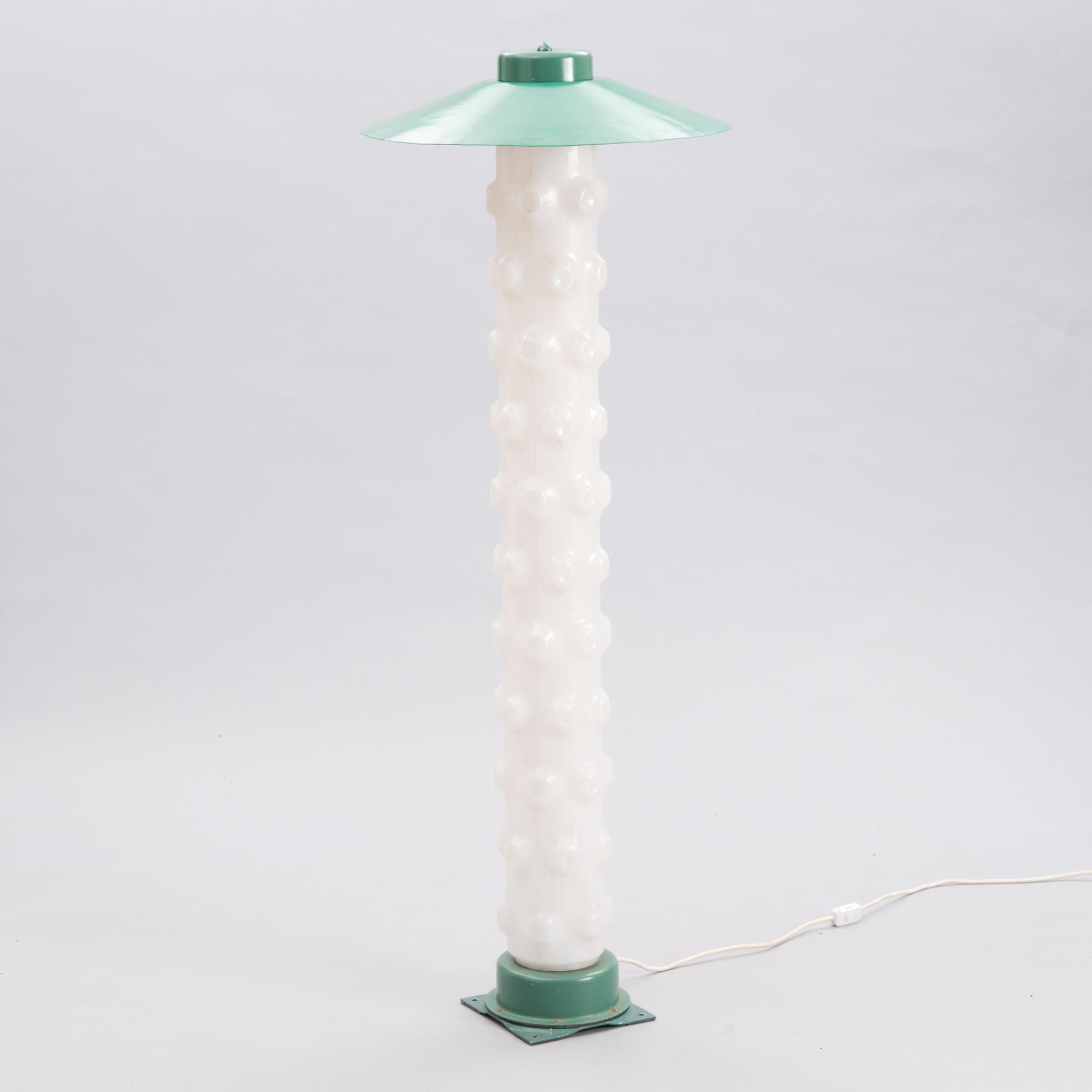 MAURI ALMARI, GOLVLAMPA, modell P4-6, akryl och målad metall, Idman, 1900-talets andra hälft.