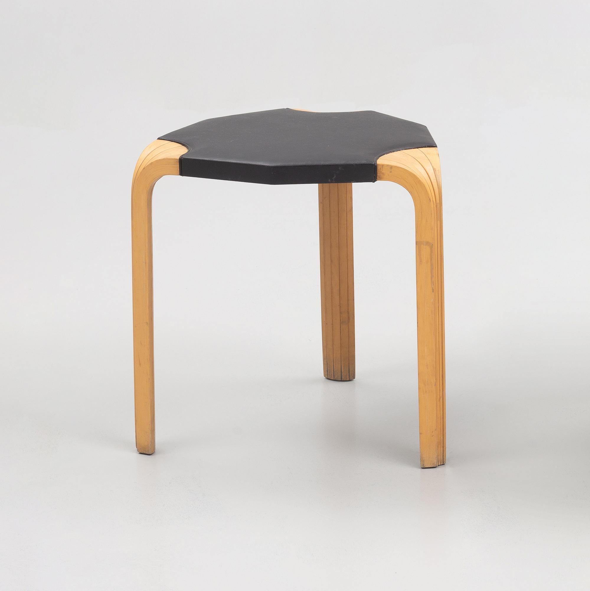 Alvar Aalto, jakkara, mallli X 602,  O.Y. Huonekalu- ja Rakennustyötehdas A.B. 1900-luvun puoliväli.