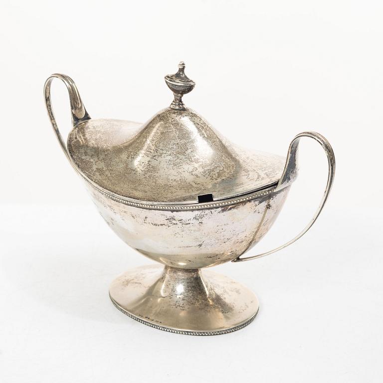 Guldsmedsaktiebolaget (GAB), Sockerskål, silver, gustaviansk stil, 1920, samt sked, MGAB, 1941.