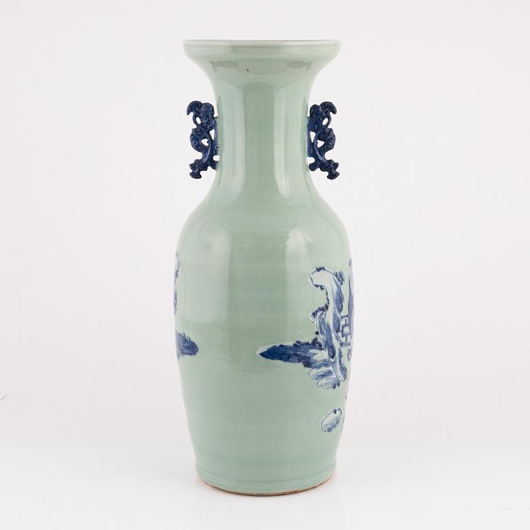 A Chinese porcelain vase, Qing dynasty, late 19th Century.