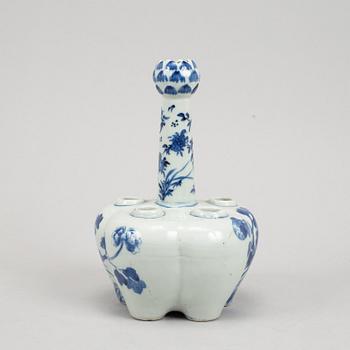 A blue and white porcelain tulip vase, Qing dynasty, Guangxu (1872-1908).