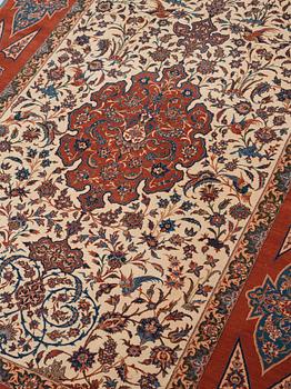 A CARPET, a semi-antique Esfahan, ca 227 x 152,5 cm (as well as the ends with ca 1½ and ½ cm flat weave).